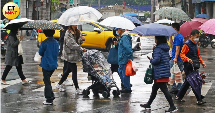 明起天氣轉濕冷，北部地區氣溫一路下滑，低溫恐下探至13、14度。（圖／黃鵬杰攝）