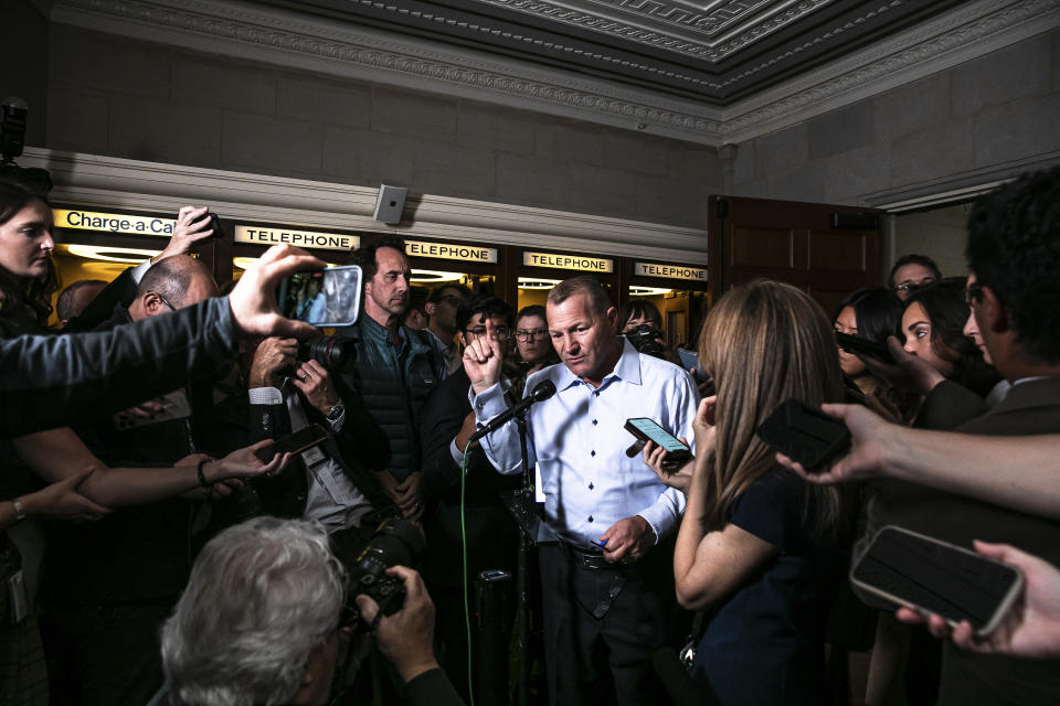 El representante republicano de Texas, Troy Nehls, habla con los reporteros en el Capitolio de Washington, el 24 de octubre de 2023. Nehls le llamó “rufián” al esposo negro de la representante demócrata de Misuri, Cori Bush. (Valerie Plesch/The New York Times)