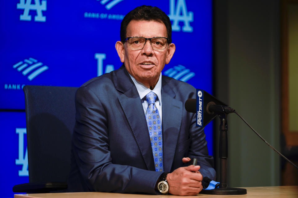 Fernando Valenzuela, exlanzador de los Dodgers de Los Ángeles, habla en una conferencia de prensa el viernes 11 de agosto de 2023 (AP Foto/Ryan Sun)