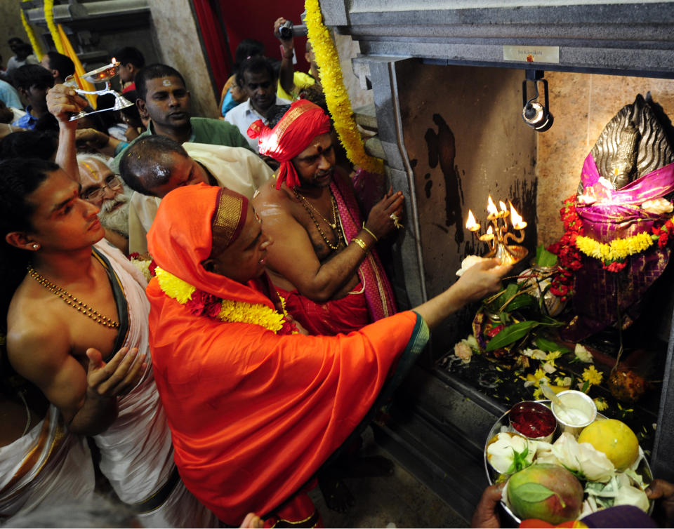 A ceremony takes place inside the Hindu Temple Society of North America in Queens, New York, on July 13, 2009. (Photo: New York Daily News Archive via Getty Images)