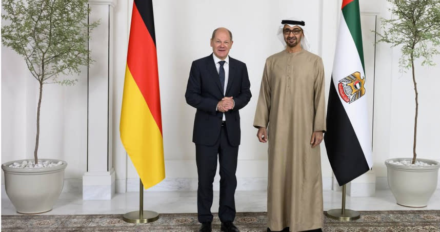 德國總理舒爾茨（Olaf Scholz）與阿聯總統穆罕默德（Sheikh Mohamed bin Zayed Al-Nahyan）。（圖／達志／美聯社）