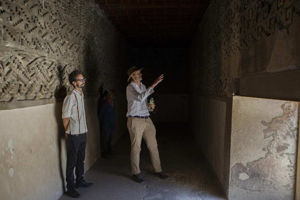 Ramiro Ruiz, cuidador de la zona arqueológica de San Pablo Villa de Mitla, en el sur de México, desciende a una tumba perteneciente a las antiguas ruinas zapotecas del lugar. (Meghan Dhaliwal/The New York Times)