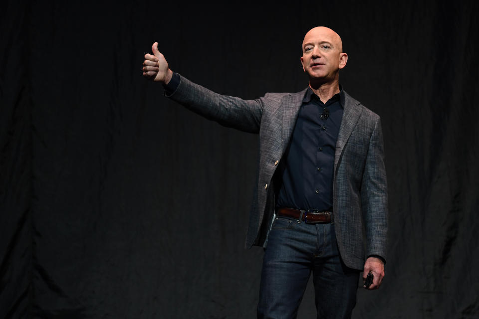 <p>Il paperone dei paperoni è sempre lui, Jeff Bezos: il fondatore di Amazon vanta oltre 211 milardi di dollari di patrimonio (REUTERS/Clodagh Kilcoyne)</p> 