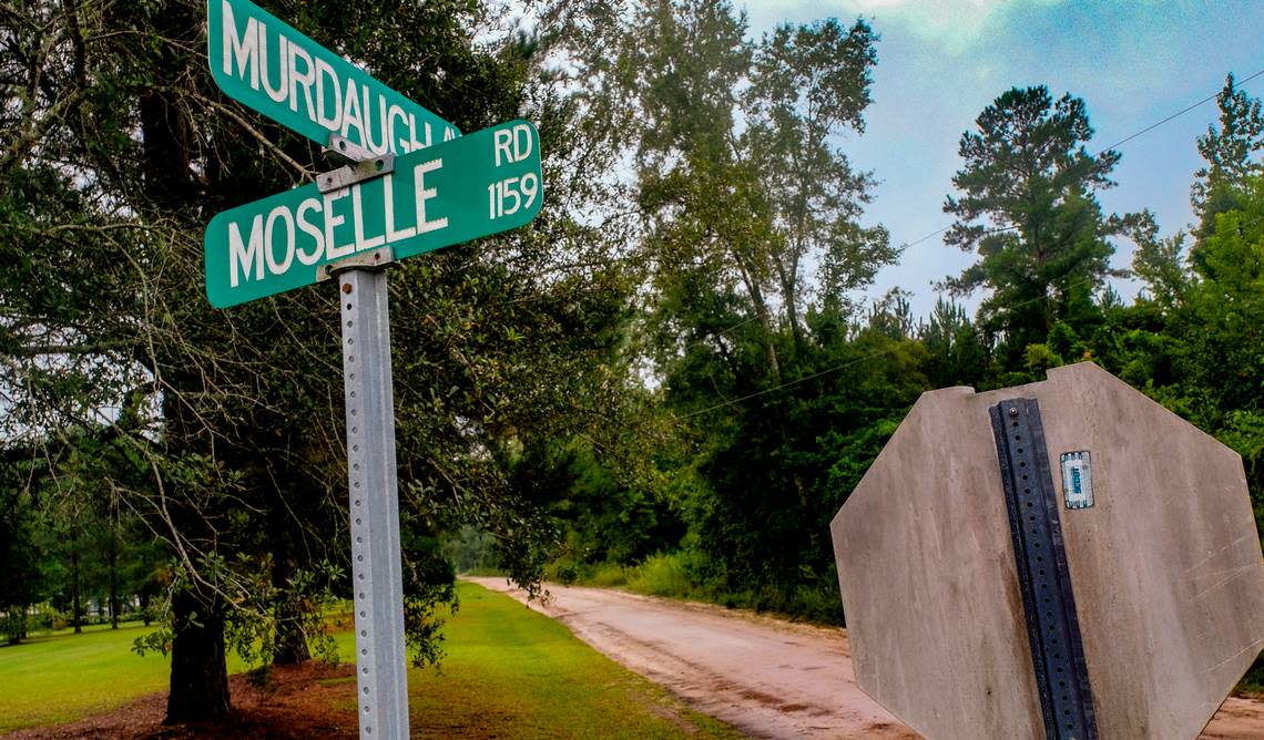Murdaugh Avenue, a dirt road as seen on Sept. 16, 2021, connects Moselle Road to S.C. Hwy. 63, also known as Sniders Highway. The intersection is about 3 miles from Alex Murdaugh’s Islandton home, where on June 7, he found his wife Maggie and son Paul murdered. Drew Martin/dmartin@islandpacket.com