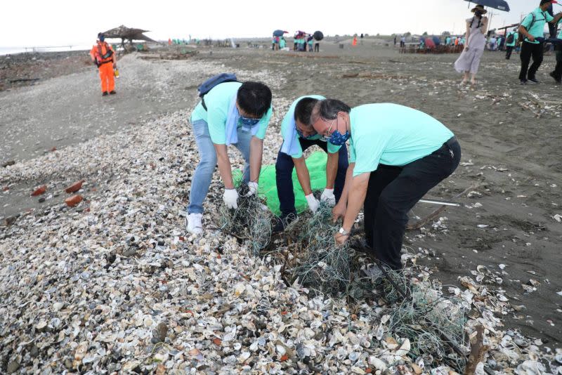 ▲嘉縣環保局與台化公司舉辦「海好有您-國家海洋日」活動，維護海洋生態盡一份心力(圖／嘉義縣政府提供)