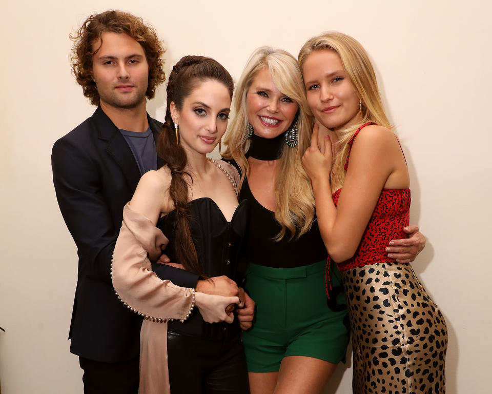 NEW YORK, NY - 25 SEPTEMBRE : (COUVERTURE EXCLUSIVE) Jack Brinkley-Cook, Alexa Ray Joel, Christie Brinkley et Sailor Lee Brinkley-Cook célèbrent la soirée d'ouverture de la résidence 2018 d'Alexa Ray Joel au Café Carlyle le 25 septembre 2018 à New La ville de York.  (Photo de Taylor Hill/Getty Images)