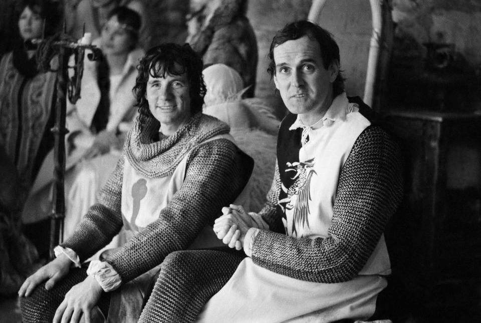 Nach dem Zirkus kamen die Kinofilme: Michael Palin (links) und John Cleese am Set von "Die Ritter der Kokosnuss". (Bild: John Downing/Express/Getty Images)