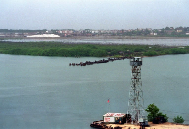 Un puesto de la Marina de EEUU con la ciudad cubana de Caimanera de fondo, en una imagen del 26 de octubre de 1990 (Luke Frazza)