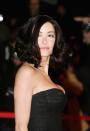 <p>En 2006, lors de la cérémonie des NRJ Music Awards 2006, la star ose la robe bustier noire moulante. Cheveux coupés au carré, wavy… Jenifer apparait comme une véritable femme fatale. Crédit photo : Getty Images </p>