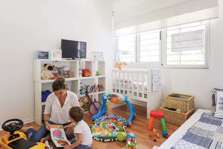 En el cuarto de los chicos, se apuntó a una puesta con pocos elementos que deja más espacio al juego.