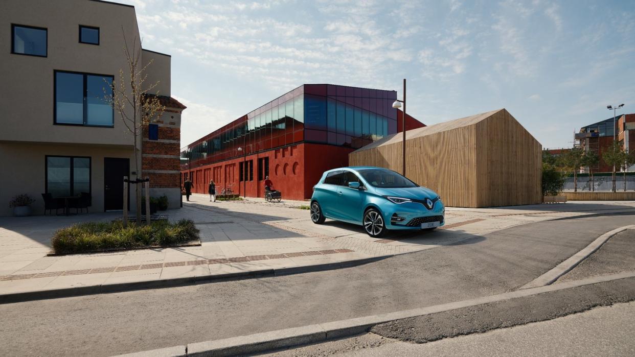 Der neue Renault Zoe kommt serienmäßig mit LED-Scheinwerfern, stärker konturierter Haube und größerer Raute. Viel wichtiger dürfte vielen Käufern aber die gewachsene Akkukapazität sein. Foto: Renault/dpa-tmn