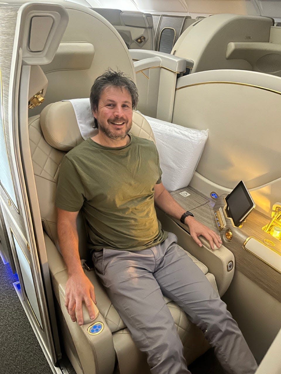 Autor Ash Jurberg sitzt im Flugzeug in der Premium Economy 