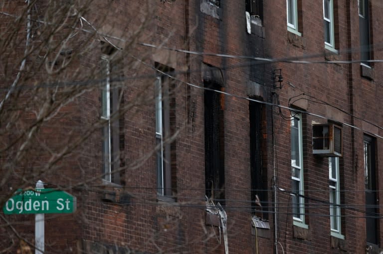 La façade noircie par les flammes de l'immeuble où a eu lieu un incendie qui a fait 13 morts, dont sept enfants, dans un quartier central de Philadelphie, le 5 janvier 2021 (AFP/Hannah Beier)