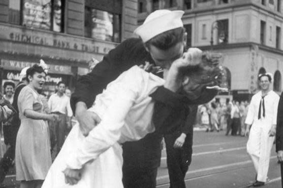 US sailor in iconic VJ Day Times Square kiss photo dies aged 95