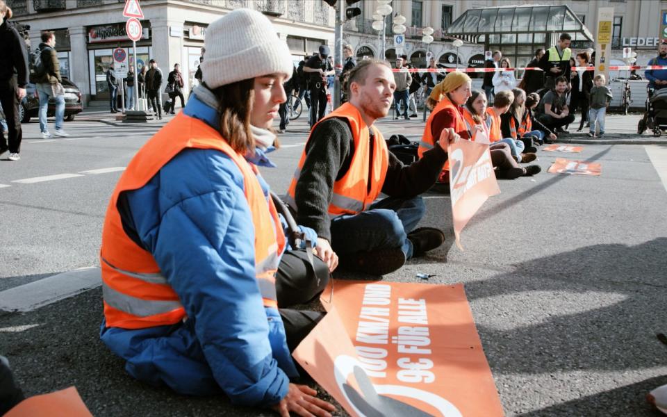 Am Münchner Stachus blockieren Mitglieder der Letzten Generation immer wieder den Straßenverkehr. (Bild: ZDF/Broka Herrmann/Marc Nordbruch)