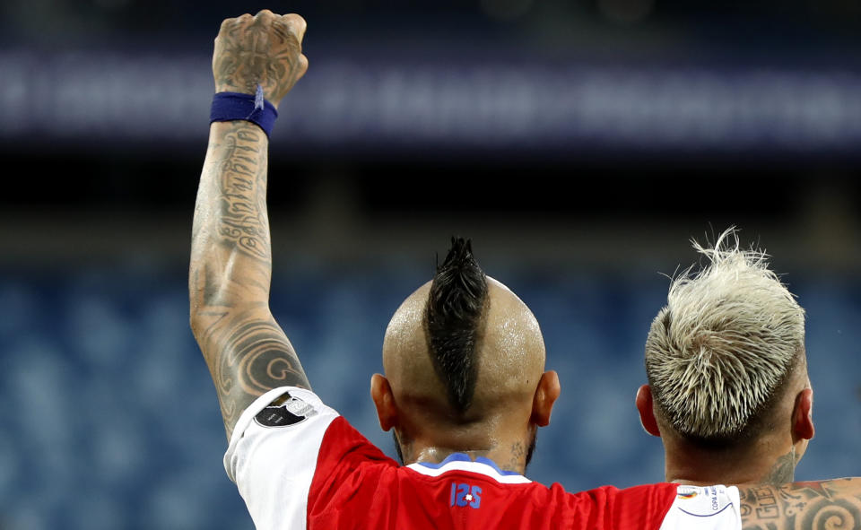 Arturo Vidal y Eduardo Vargas, de la selección de Chile, festejan luego que el segundo anotó ante Uruguay en un partido de la Copa América, disputado el lune 21 de junio de 2021, en Cuiabá, Brasil (AP Foto/Andre Penner)