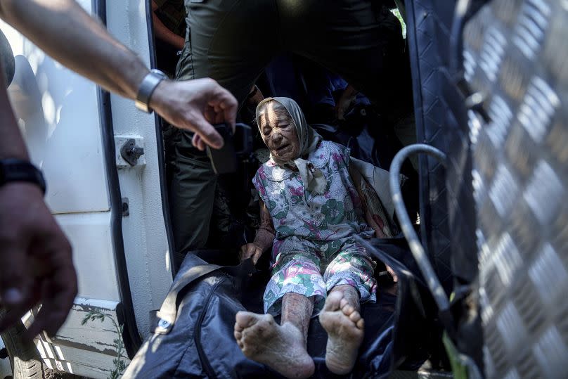 Une femme âgée handicapée est assise à l'intérieur d'une camionnette pendant son évacuation vers des zones sûres à Toretsk, le 28 juin 2024.
