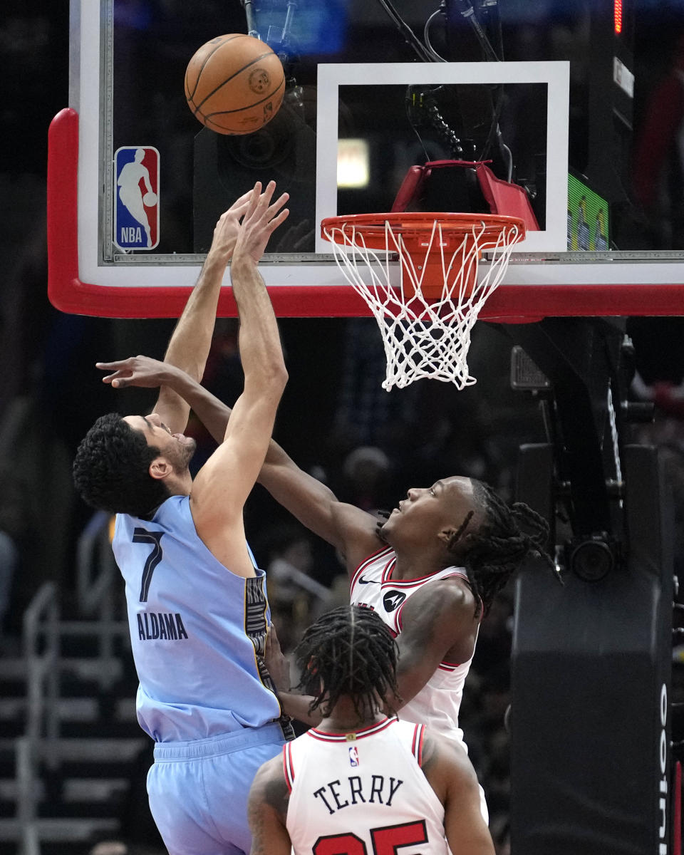 Memphis Grizzlies' Santi Aldama shoots as Chicago Bulls' Ayo Dosunmu defends during the first half of an NBA basketball game Saturday, Jan. 20, 2024, in Chicago. (AP Photo/Charles Rex Arbogast)