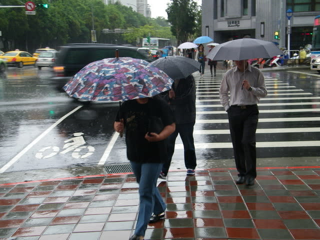 圖說：中央氣象局表示，23日迎風面的東北部地區有短暫雨，並有局部較大雨勢發生的機率。(本報資料照片)