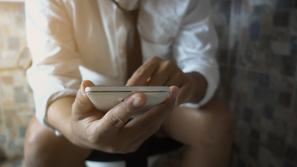 Who doesn’t take their phone to the loo with them? [Photo: Getty]