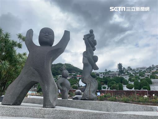 墓園裡有多樣藝術品。（圖／記者陳啓明攝）