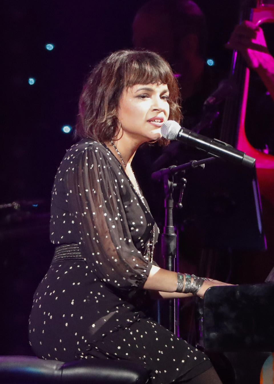 ARCHIVO - Norah Jones interpreta "Willie: Life & Songs Of An American Outlaw" el 12 de enero de 2019, en Nashville, Tennessee. Jones es una de las admiradoras de la banda sonora del especial animado "A Charlie Brown Christmas" e interpretó una versión de "Christmas Time is Here" en el álbum "I Dream of Christmas" lanzado el año pasado. (Foto Al Wagner/Invision/AP, archivo)