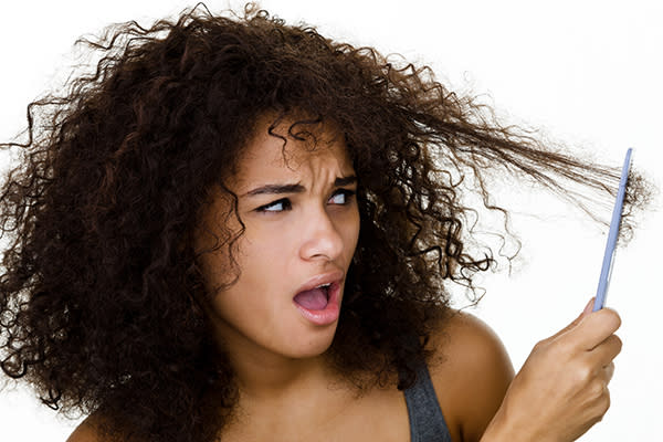 Cepillar el cabello rizado lo dañaría más que ayudarlo. Foto: John Sommer / Getty Images.