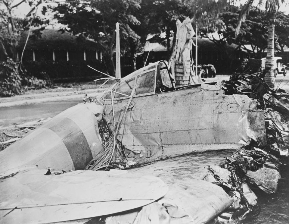 Un avión de combate japonés Tipo 00 (Zero) después de estrellarse