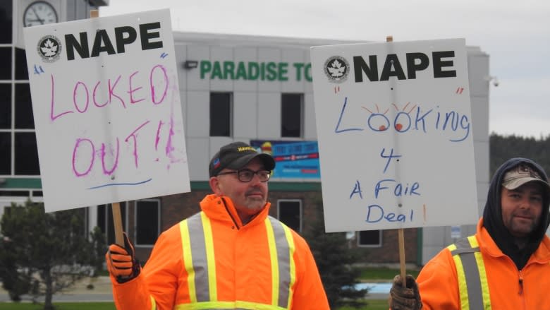 Town of Paradise locks out unionized workers, garbage trucks blocked at picket line