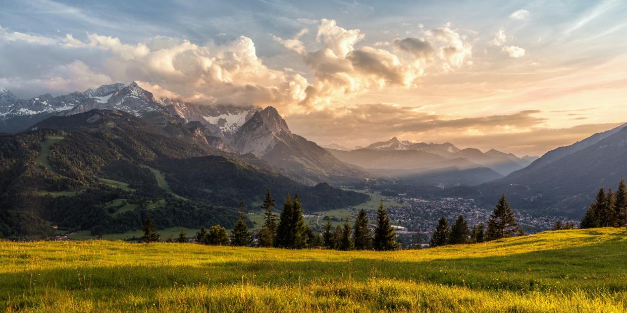 Sonnenuntergang über Garmisch-Partenkirchen (Archivbild): Wie viel muss uns Naturschutz wert sein?<span class="copyright">Cyril Gosselin/Getty Images</span>