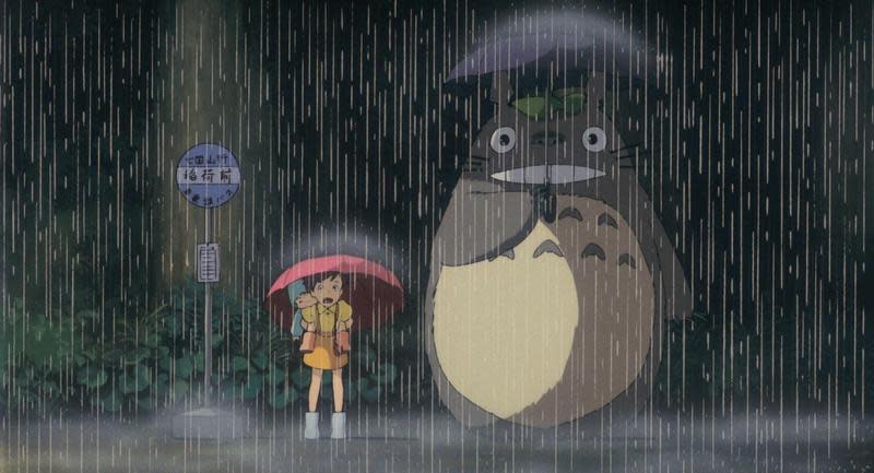 《龍貓》中小月和小梅（左）姊妹倆在公車站遇見龍貓，一起在雨中撐傘的模樣是片中經典場景。（甲上娛樂提供）