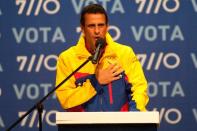 El candidato opositor en las elecciones presidenciales de Venezuela, Henrique Capriles Radonski, habla hoy, domingo 7 de octubre de 2012, mientras reconoce su derrota, en Caracas (Venezuela). Capriles felicitó al presidente Hugo Chávez por su victoria en las urnas y agradeció a quienes votaron por él, más de seis millones de venezolanos. EFE/MIGUEL GUTIÉRREZ