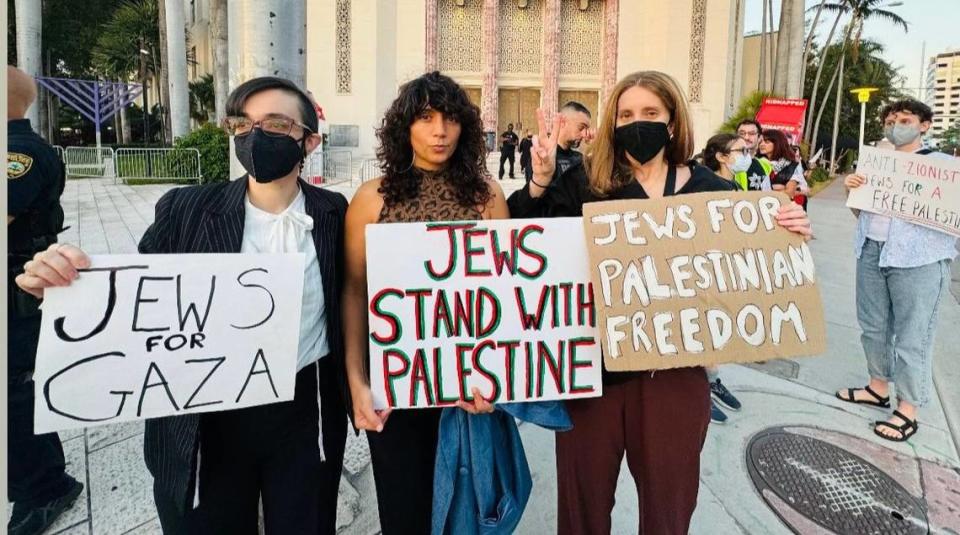 Manifestantes interrumpieron la intervención de Alan Dershowitz sobre Israel en el Templo Emanu-El, en Miami Beach, el 24 de febrero de 2024.