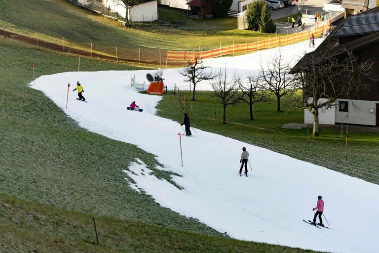 Una pista de esquí rodeada de pasto verde, en Schruns, Austria. (Photo by DIETMAR STIPLOVSEK / APA / AFP) / Austria OUT