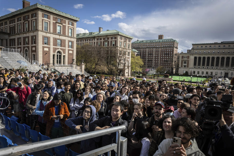 Estudiantes y miembros de la prensa observan el discurso del presidente de la Cámara de Representantes Mike Johnson en al escalinata de la Biblioteca Lower, en el campus de la Universidad Columbia, el miércoles 24 de abril de 2024, en Nueva York. (AP Foto/Stefan Jeremiah)