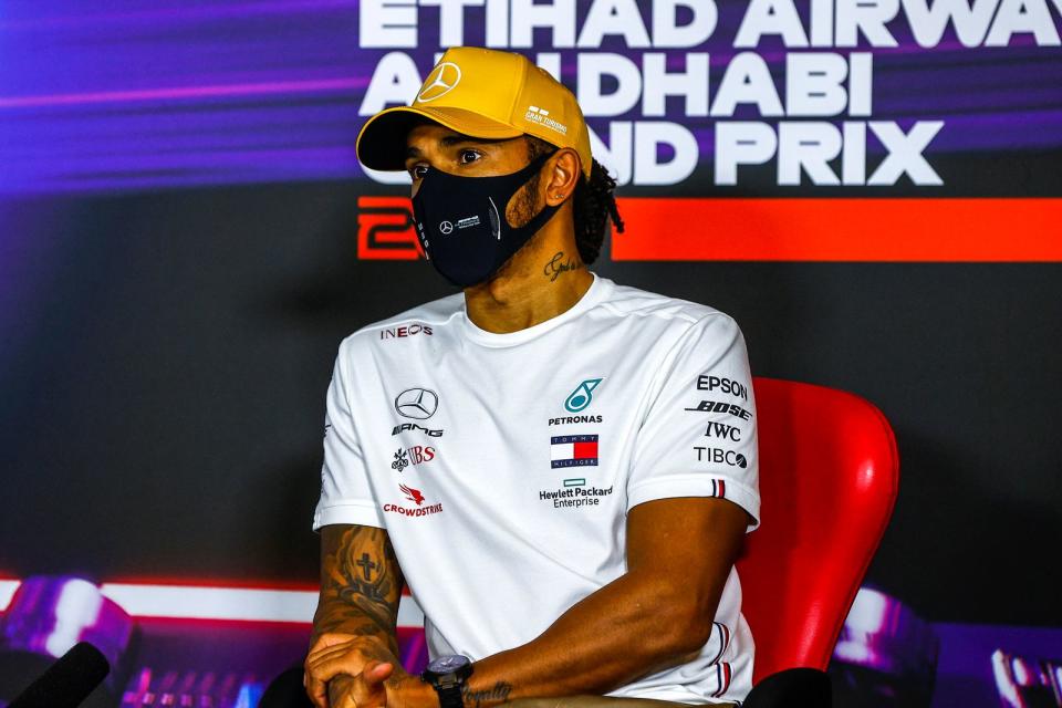 Er wachte Ende November mit milden Symptomen auf und wurde positiv getestet: Formel-1-Weltmeister Lewis Hamilton hatte sich im Vorfeld des Grand Prix in Bahrain mit dem Virus angesteckt und begab sich daraufhin in Selbstisolation. (Bild: Andy Hone - Pool/Getty Images)