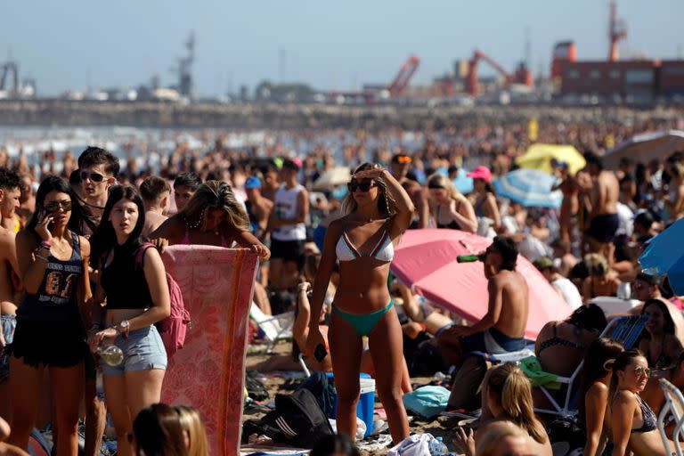 Turistas disfrutan del día en Playa Grande, en Mar del Plata