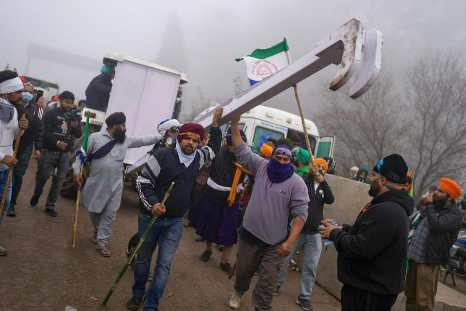 Agricultores indios que reclaman que se garantice el precio de las cosechas esperan a marchar sobre la capital, cerca de la frontera de Shambhu, que separa los estados norteños de Punjab y Haryana, unos 200 kilómetros (120 millas) de Nueva Delhi, India, el miércoles 21 de febrero de 2024. Los campesinos comenzaron su marcha la semana pasada, pero sus esfuerzos por llegar a la ciudad han sido bloqueados por las autoridades. (AP foto/Altaf Qadri)