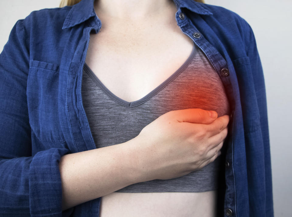 女性摸到胸部硬塊時先別緊張，有可能是乳房纖維囊腫，屬於自然生理變化，並非一種疾病。（圖片來源：Getty Images）