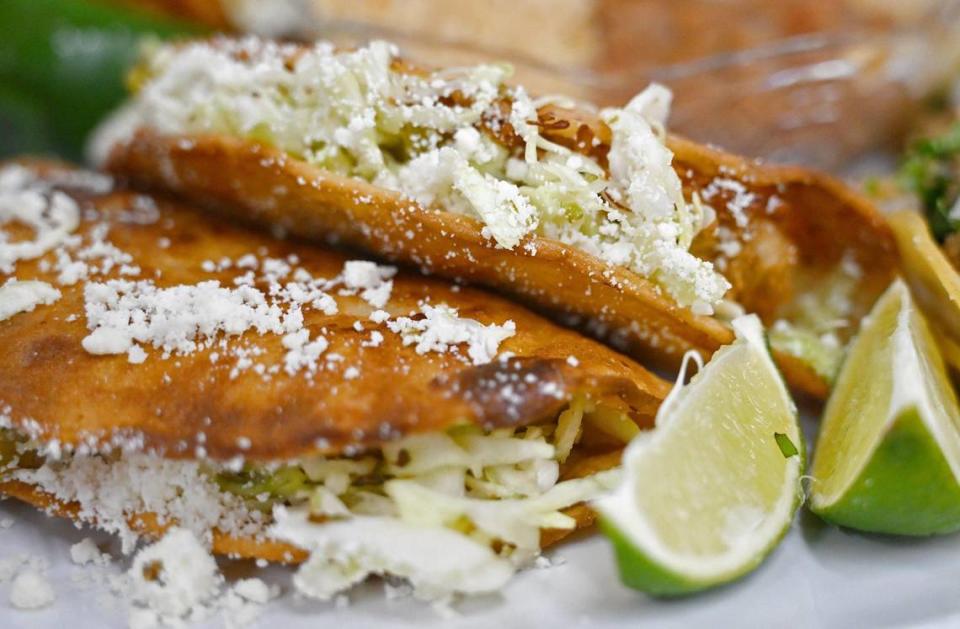 Gorditas al estilo de Jalisco ofrecidas por Miguel y Lisa Segura en la nueva taquería de la pareja, situada dentro del Peacock Market en Clovis.