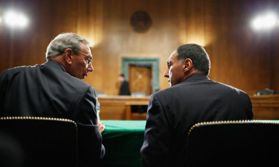 Harvey Miller, business finance and restructuring partner at Weil, Gotshal & Manges, LLP, talks with Lehman Brothers’ former chairman and CEO Richard Fuld before the two men testify about the roots and causes of the 2008 financial and banking meltdown, on 1 September 2010 in Washington DC.