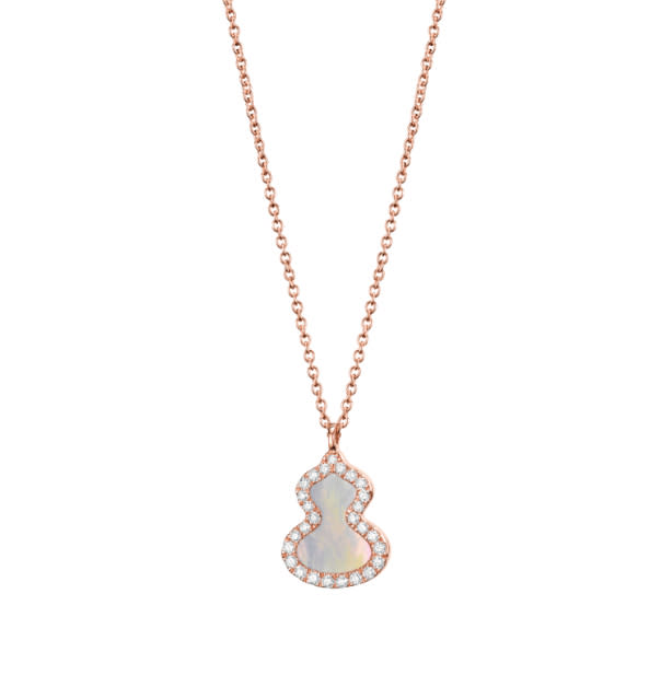 女星同款珠寶推薦3：潤娥 Qeelin Wulu 18K玫瑰金鑽石及珍珠母貝項鏈。圖片來源：Qeelin