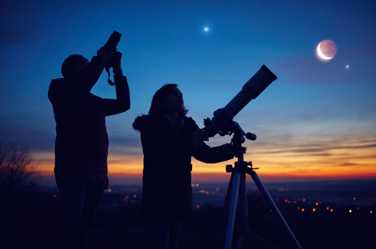 <span class="caption">Megaconstellations threaten to affect the quality of stargazing.</span> <span class="attribution"><span class="source">(Shutterstock)</span></span>