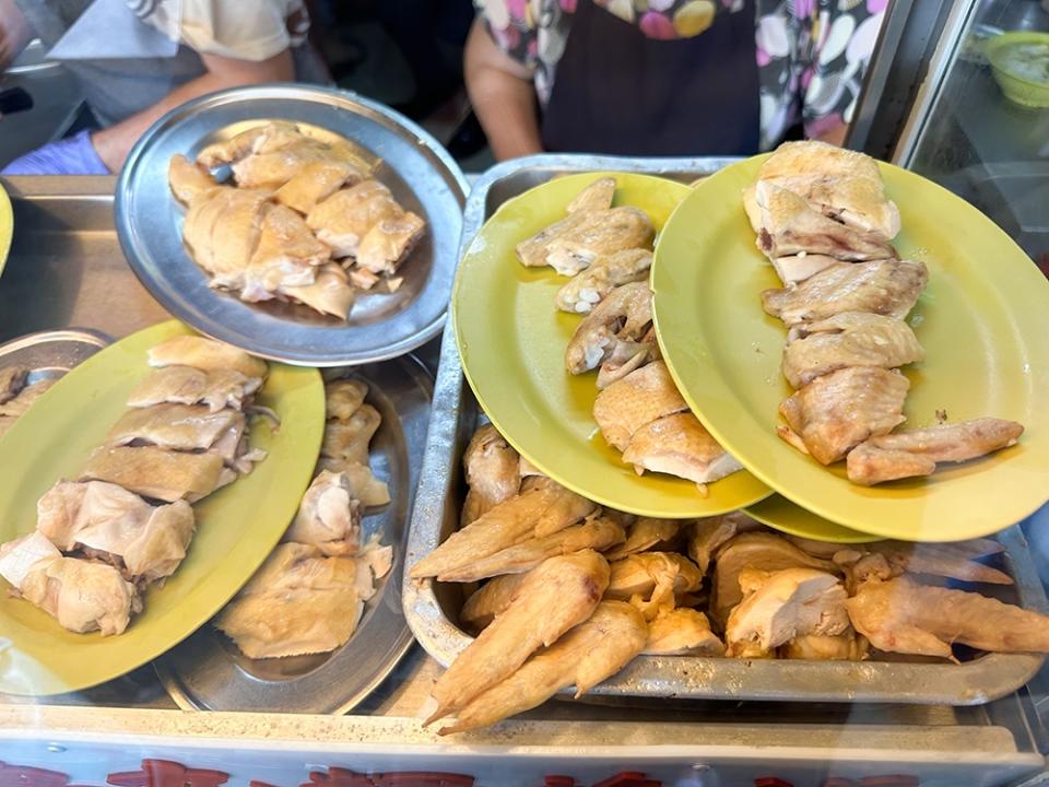 The stall pre-cuts the chicken to counter the weekday lunch frenzy