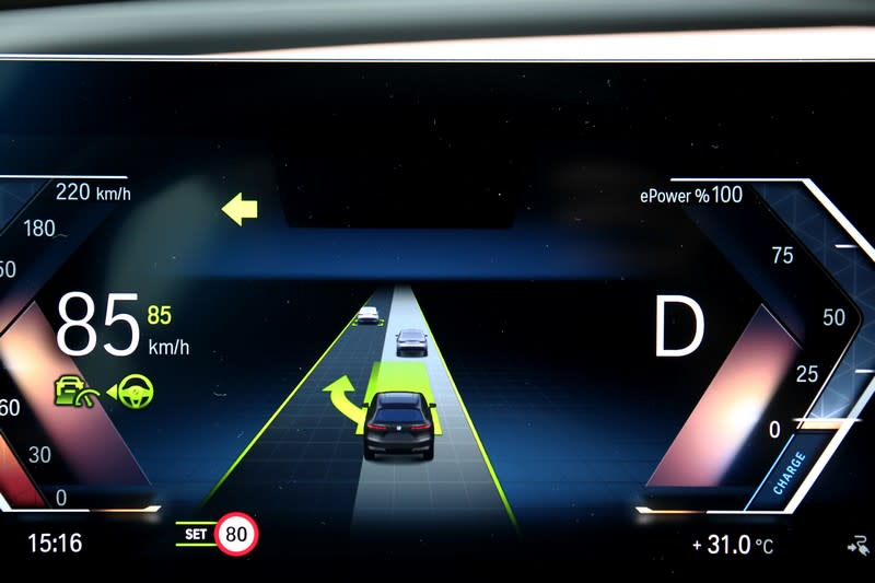 iX xDrive50配備主動變換車道功能。