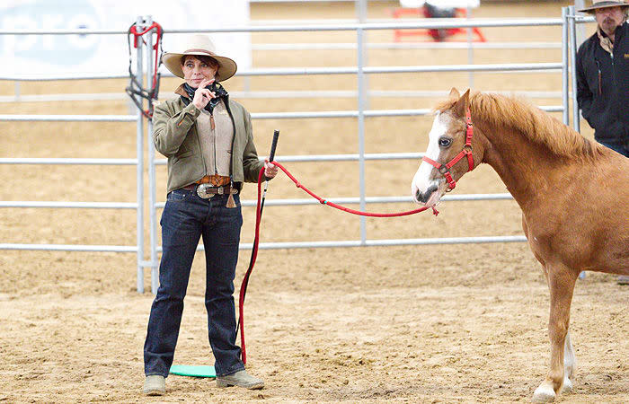 Natalia Estrada domando un caballo 