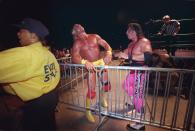 "The best there is, the best there was, the best there ever will be": Bei dem Namen Bret Hart geraten Fans wie auch ehemalige Wrestling-Kollegen bis heute ins Schwärmen. Bret "The Hitman" Hart (im Bild rechts, mit Hulk Hogan) gilt als einer der talentiertesten und technisch versiertesten Wrestler aller Zeiten. (Bild: San Francisco Chronicle/Hearst NewspapersLiz Hafalia/Getty Images)