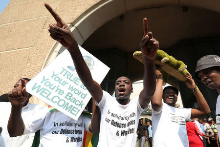 Supporters of Zimbabwe's former vice president Emmerson Mnangagwa await his arrival in Harare, Zimbabwe, November 22, 2017. REUTERS/Mike Hutchings