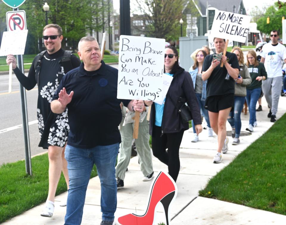 Walkers went around the block to raise funds for Shelter House programs.