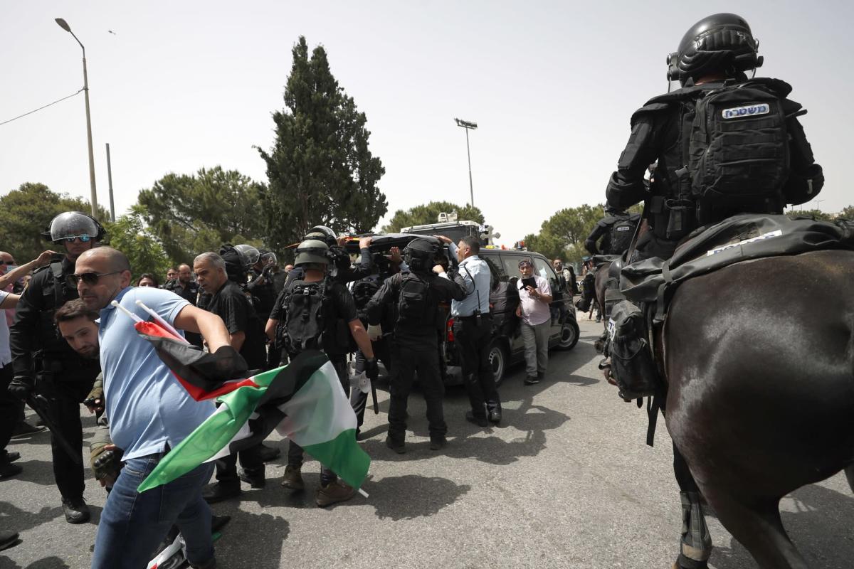Policía israelí ataca a asistentes al funeral de periodista asesinada 